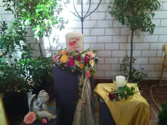 Blumen für die Urnenbestattung Blumen für die Urnenbeisetzung