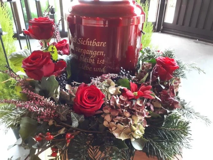 Blumen für die Bestattung Urnenkränze und Blumen für den Sarg
